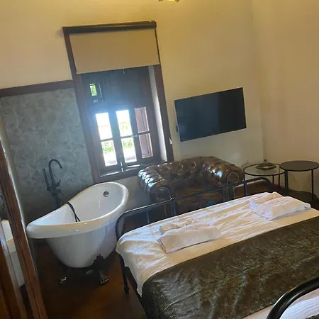 Port Hotel *
