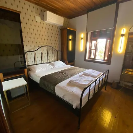 Port Hotel *